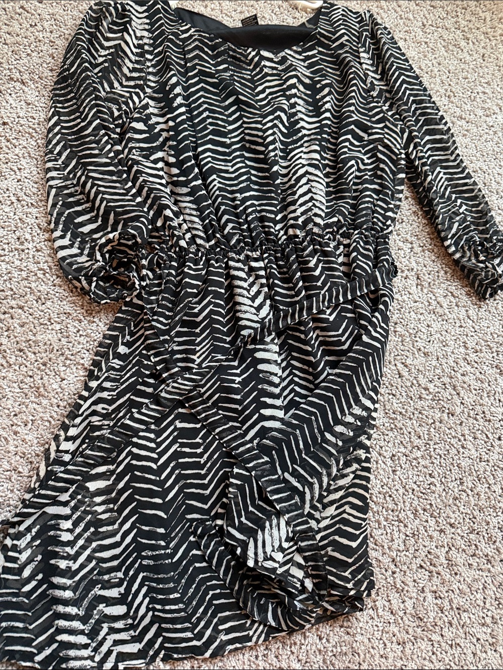 feathers Black and White Long Sleeve Printed Dress